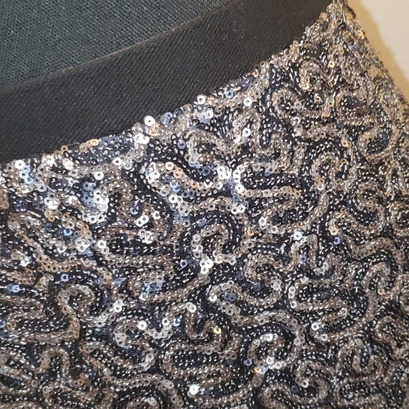 🖤 Beautiful Sequin Skirt - Picture 2 of 6
